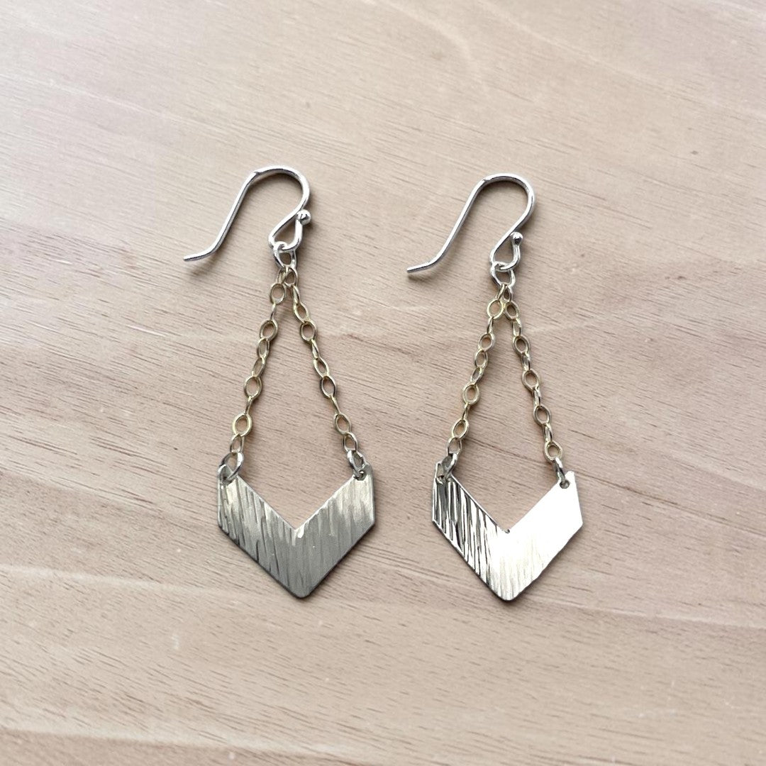 2074 - Swinging Chevron