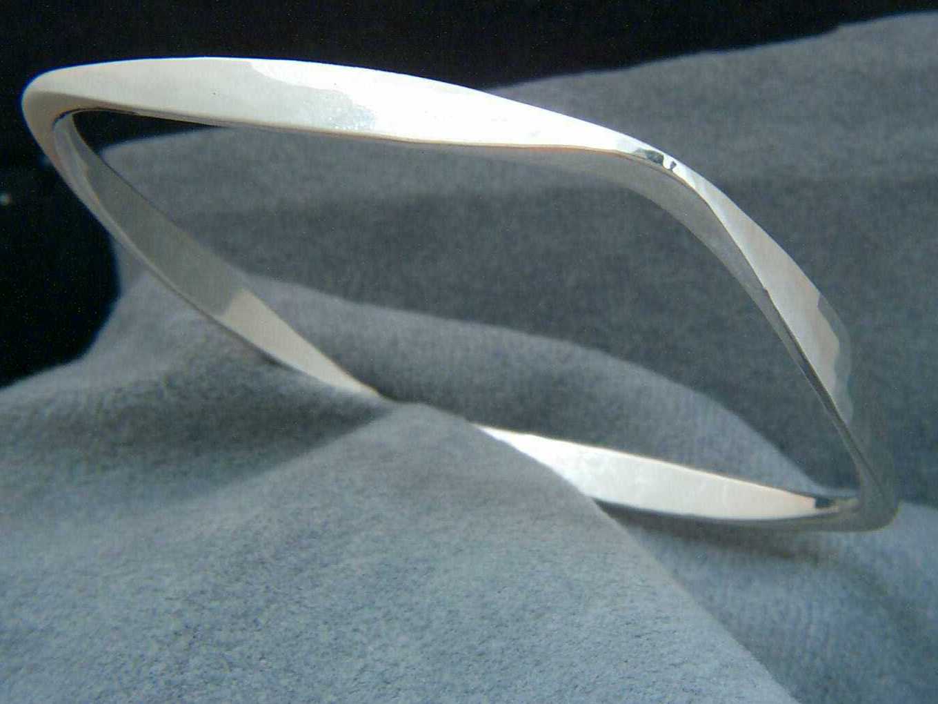 9144 - Heavy Square Bangle