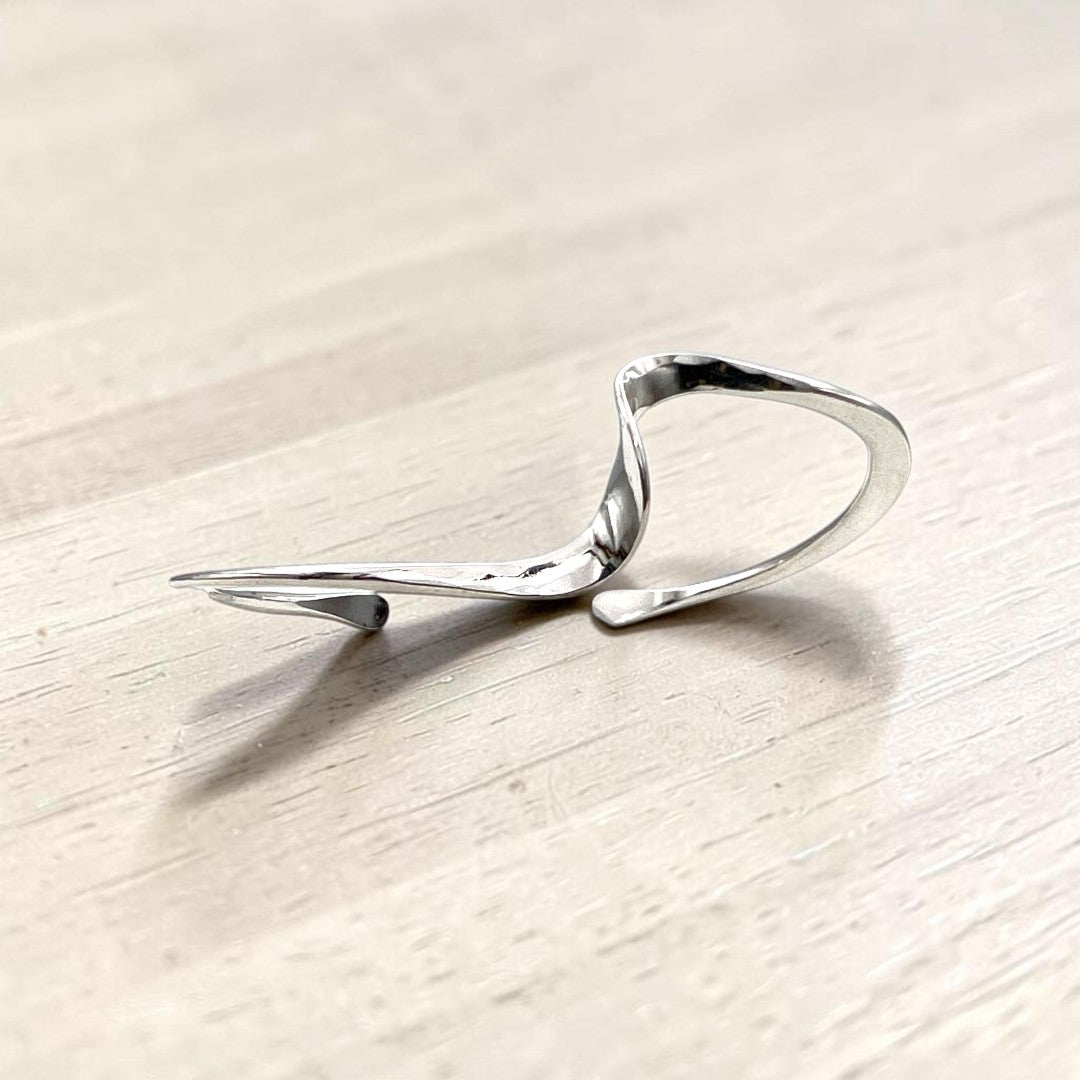 8504 - Featherweight Simple Wave Cuff