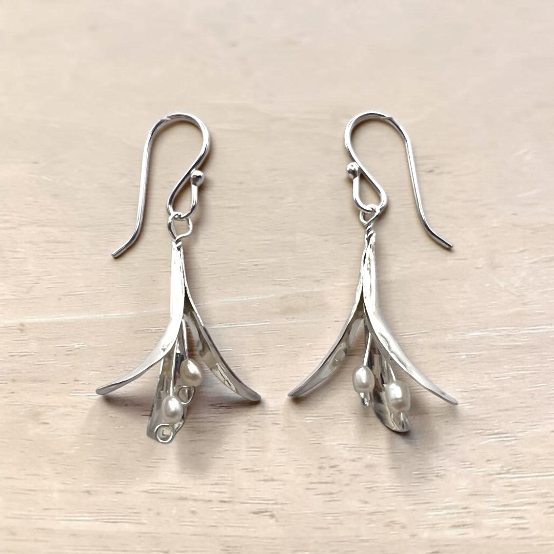 E243 - Lily Dangles
